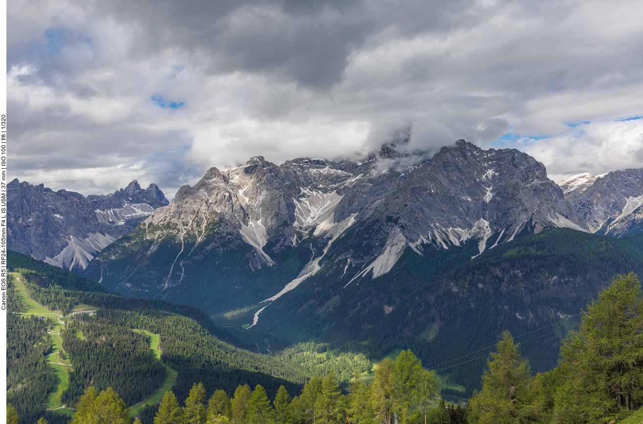 Die gegenüber liegenden Berge von der Bergstation aus gesehen 