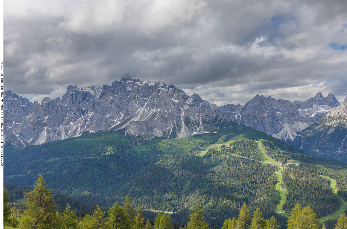 Die gegenüber liegenden Berge von der Bergstation aus gesehen 