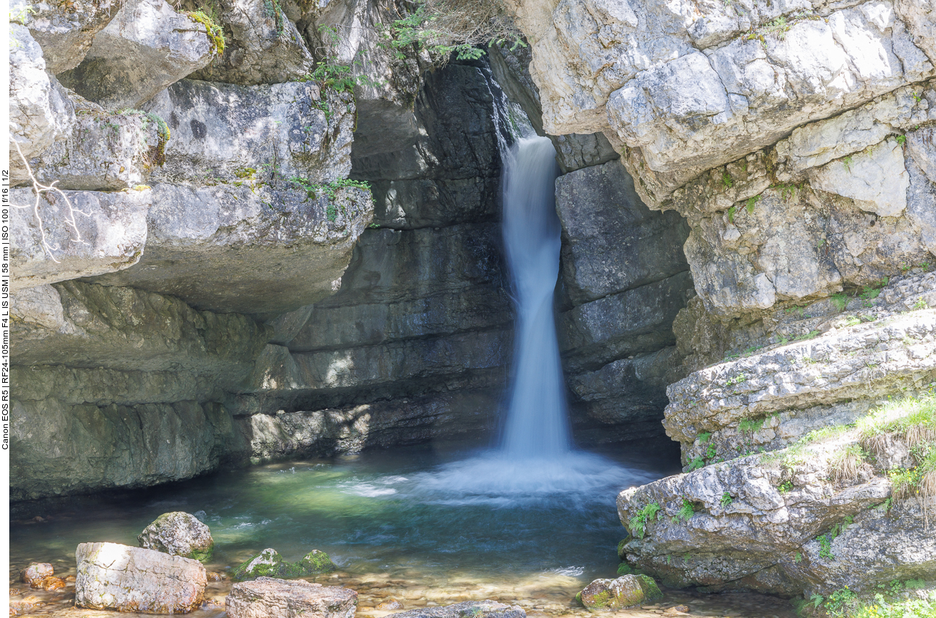 Hier stürzt der Bach durch die Felsen 