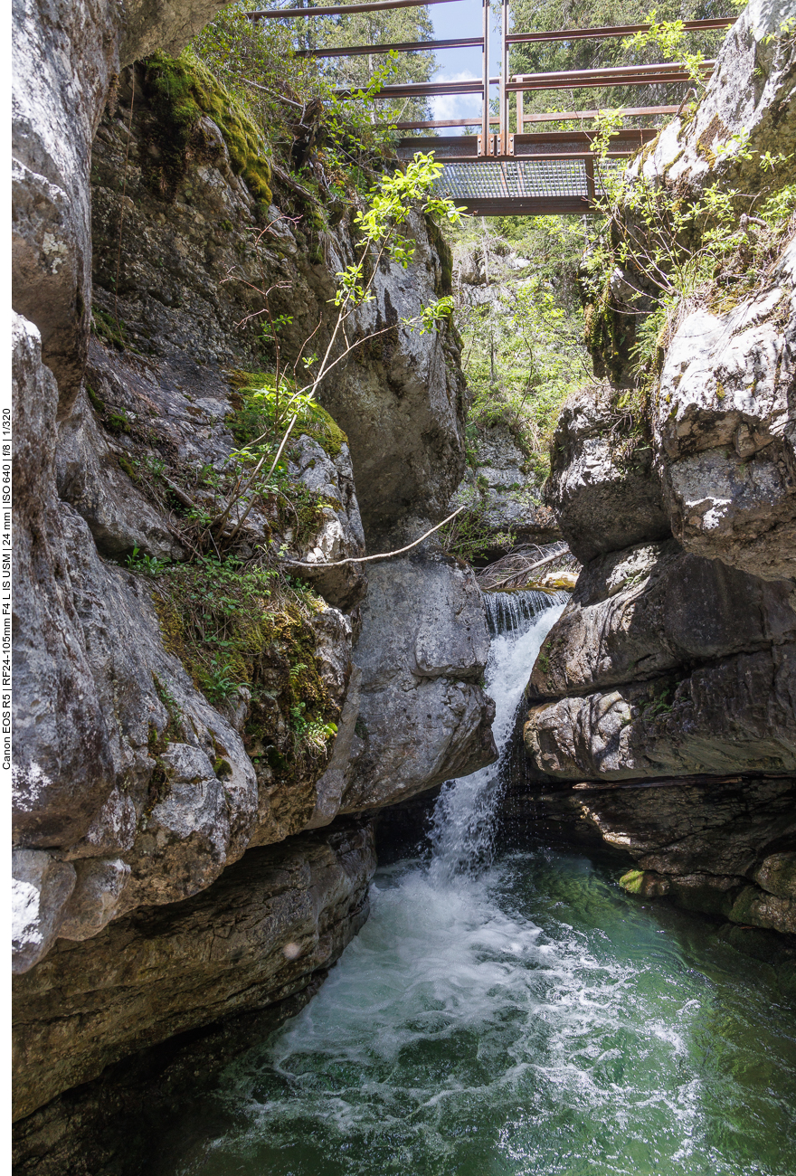 Stählerne Brücke über dem Wasser