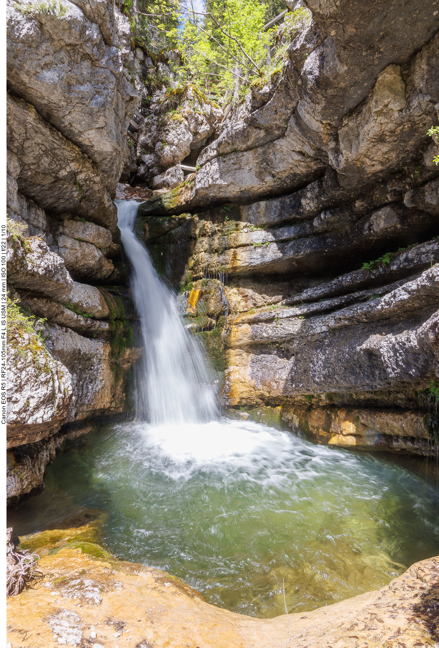 Das kalte Wasser ergießt sich in ein Becken 