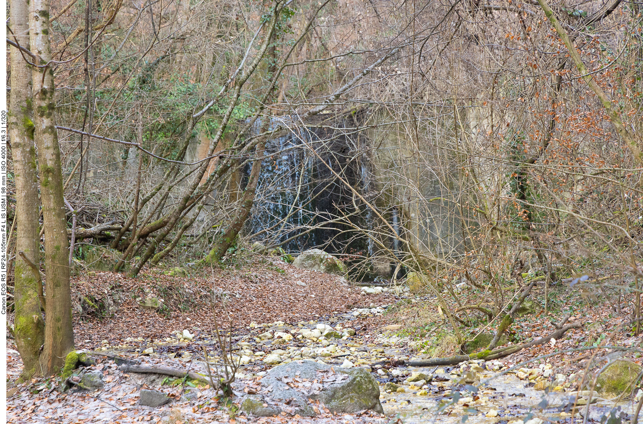 Das Wasser fließt über ein Wehr