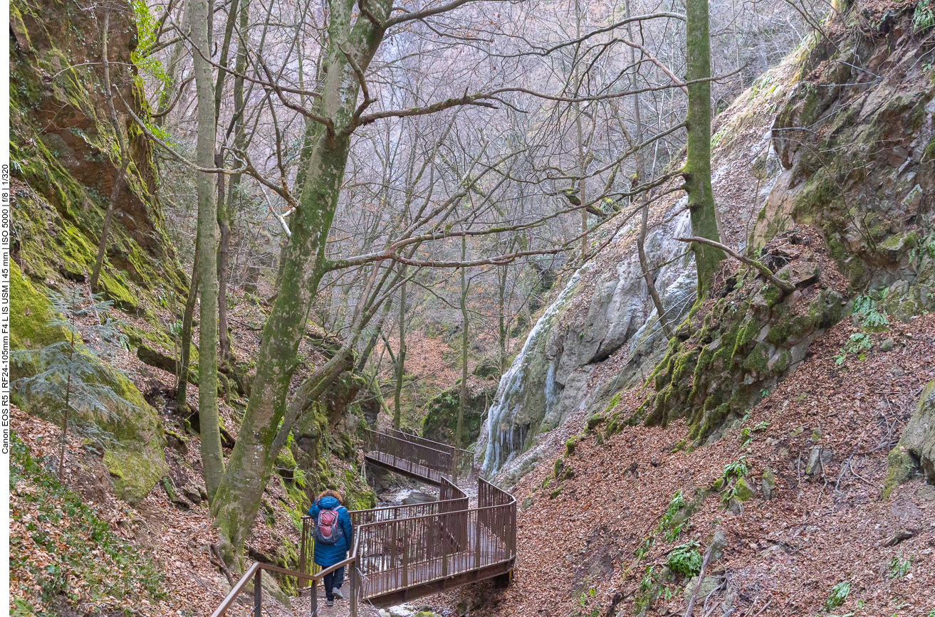 Rechts ist ein gefrorener Wasserfall