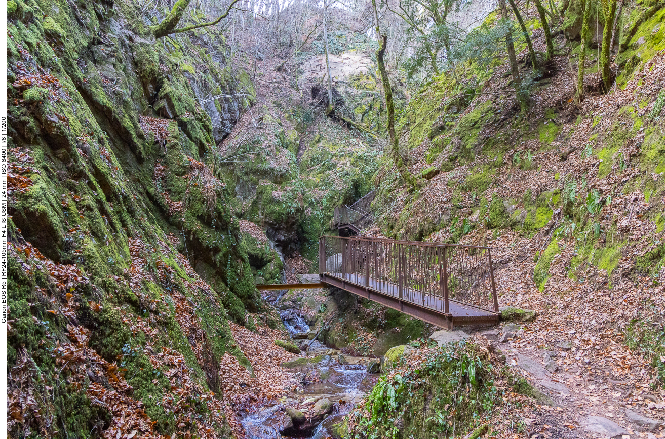 Viele Brücken führen durch die Klamm