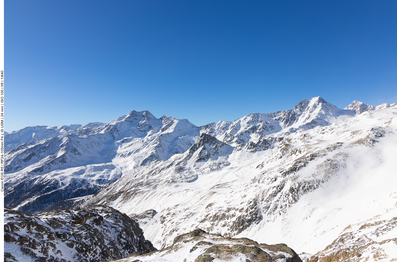 Um uns herum schneebedeckte Berge