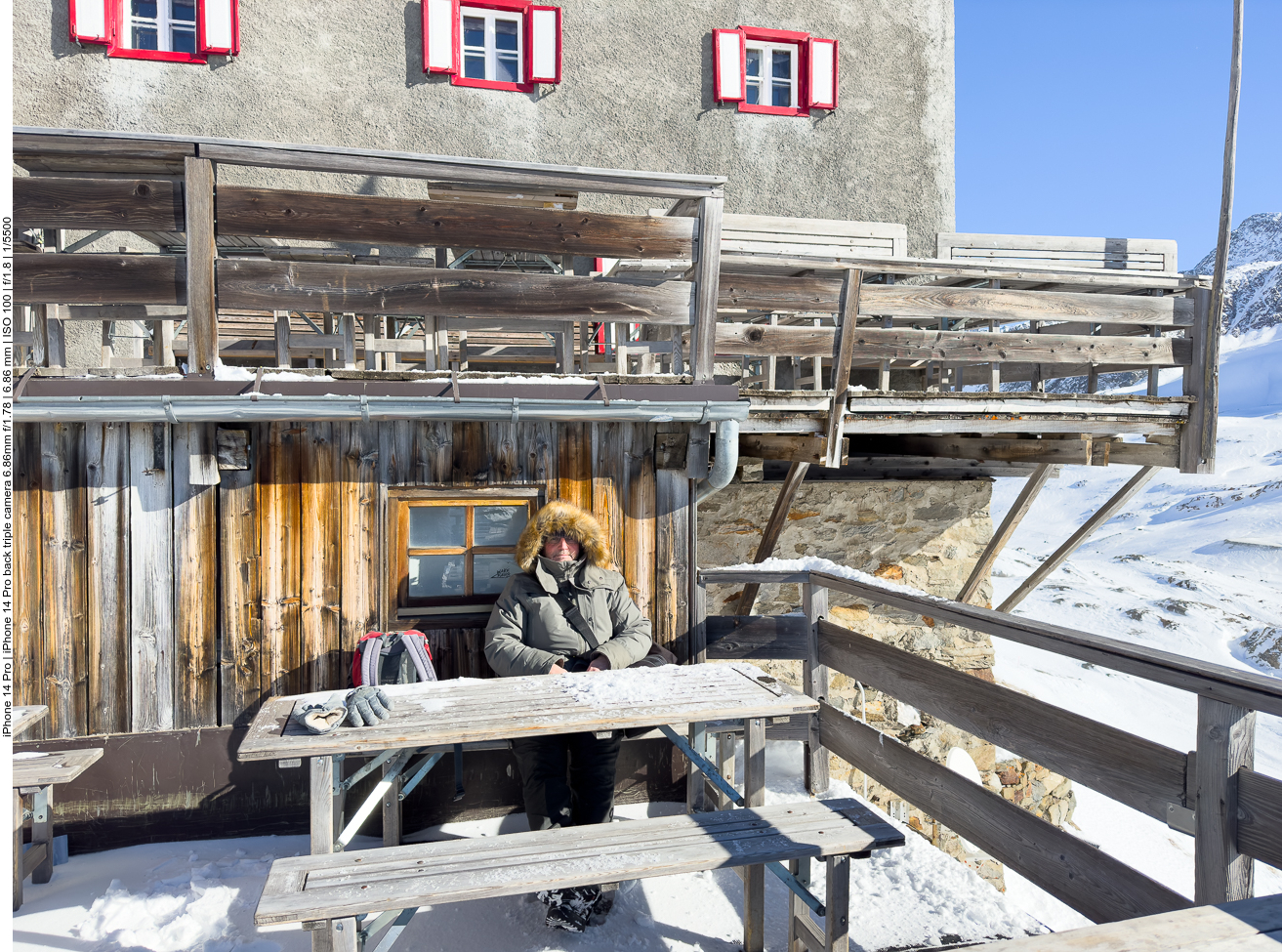 Im Windschatten der Hütte kann man es aushalten