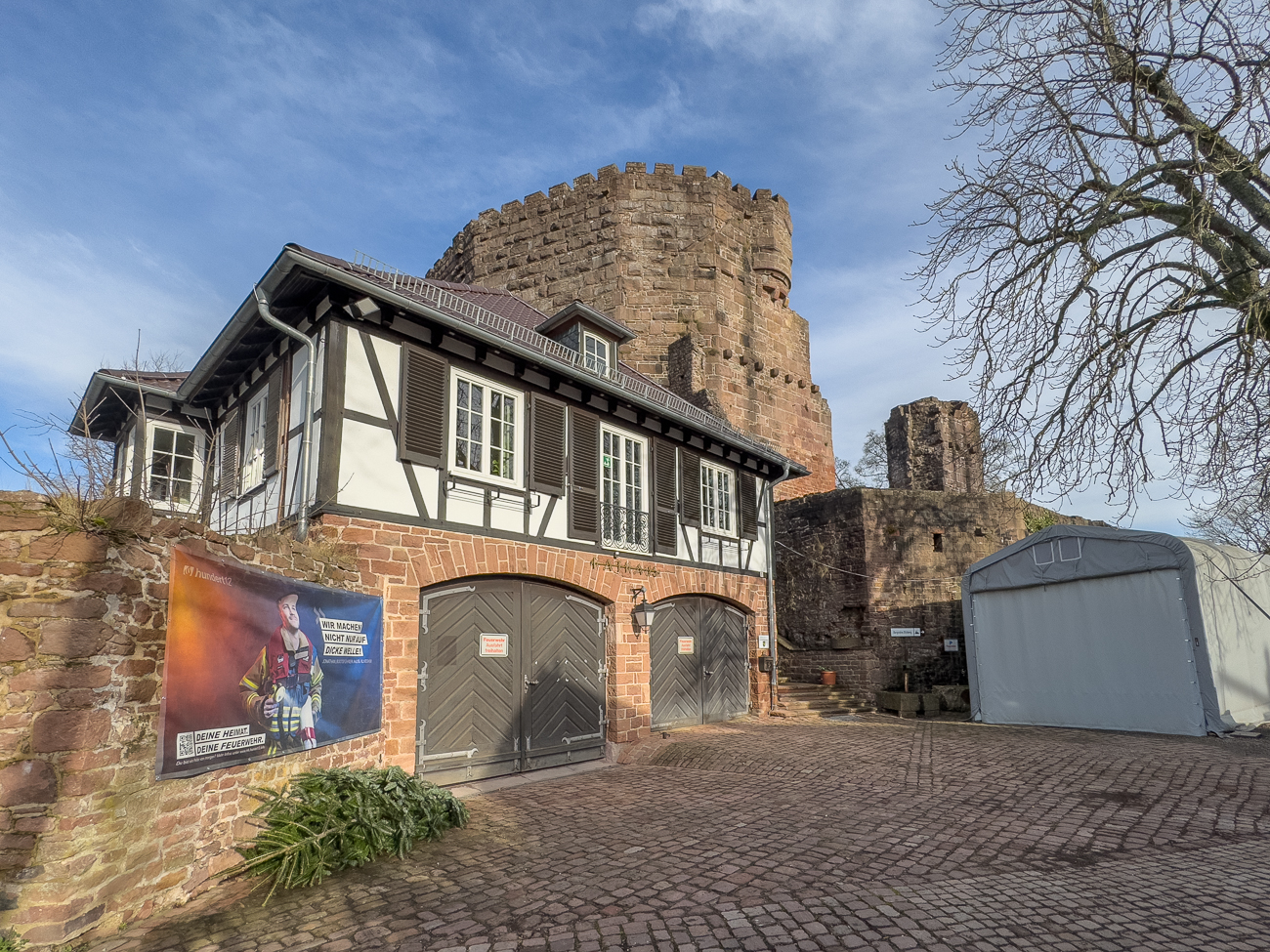 Feuerwache auf dem Weg zum Inneren der Burg