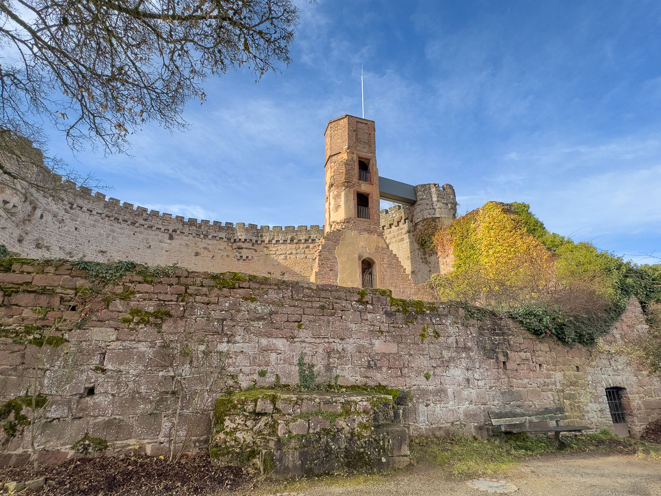 Burgturm mit Schildmauer