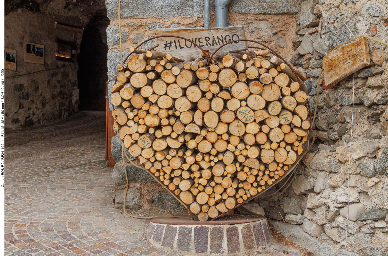 Herzförmiger Holzstapel