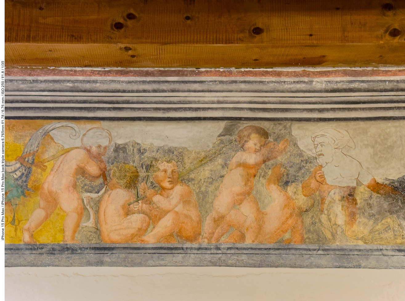 Freske an der Wand unter der Decke