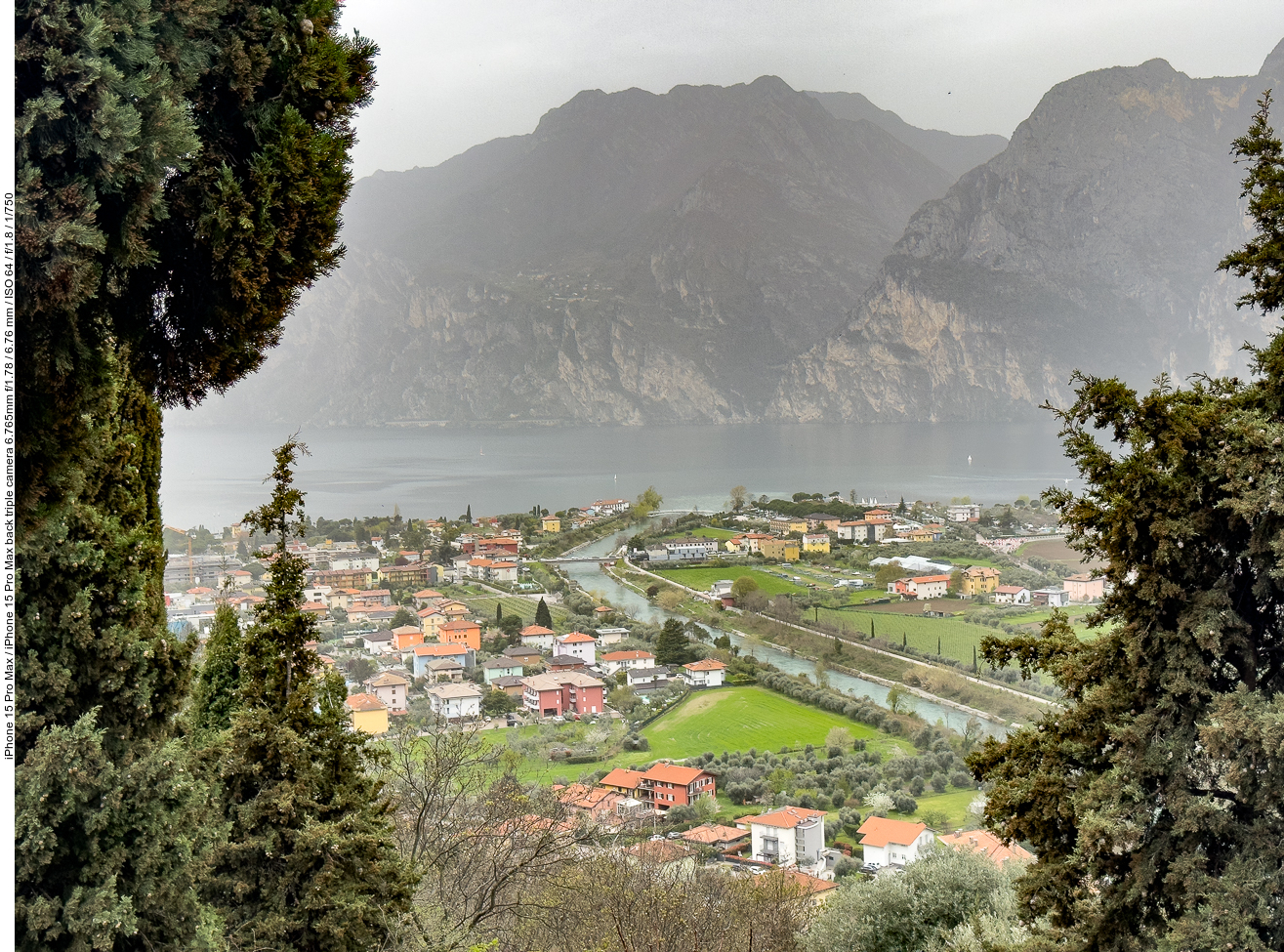 Blick auf den verregneten Gardasee