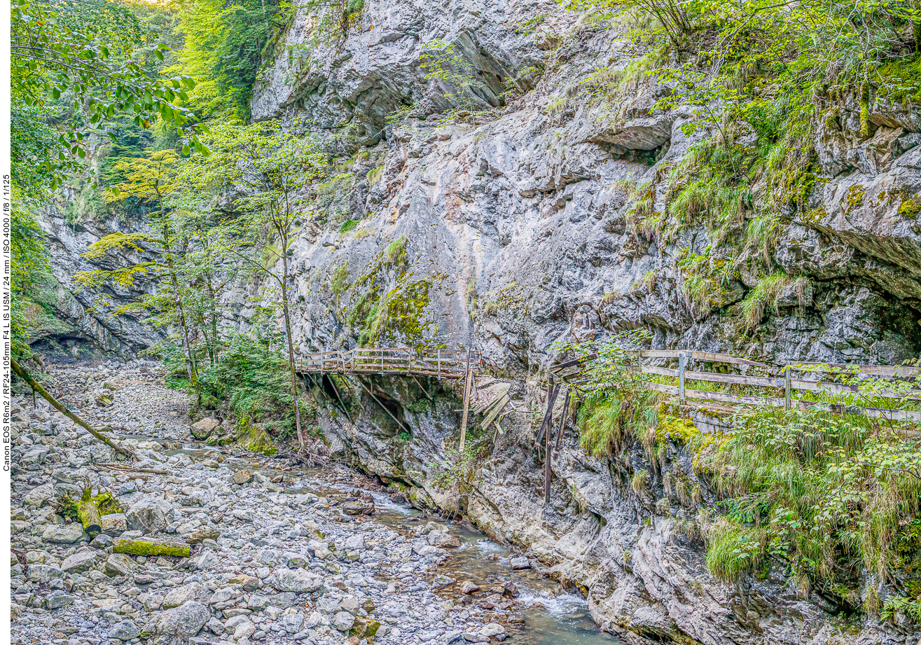 Dieser Steg wurde wahrscheinlich bei einem Felssturz zerstört und ist gesperrt