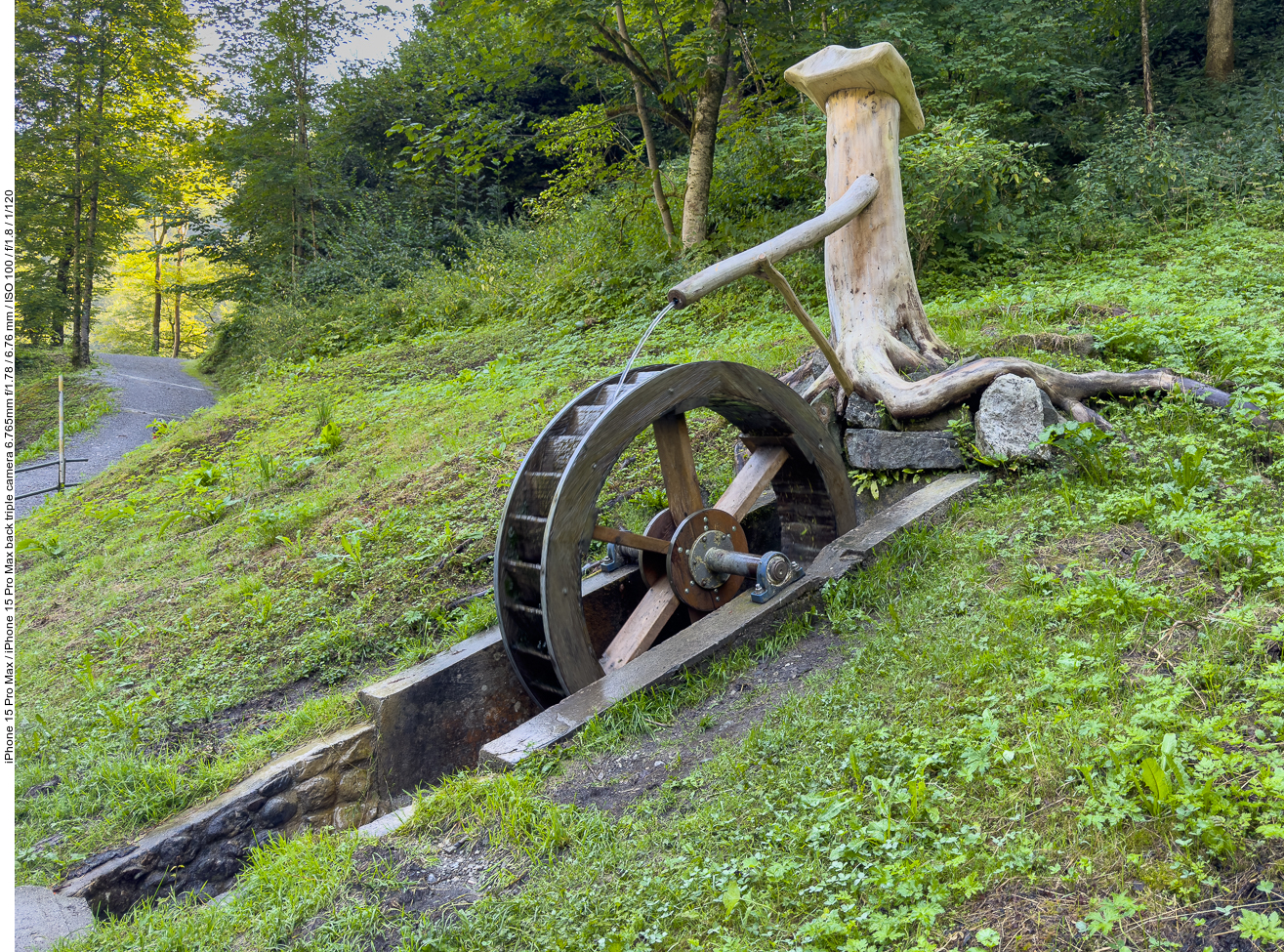 Auf dem Rückweg kommen wir nochmal am Wasserrad vorbei