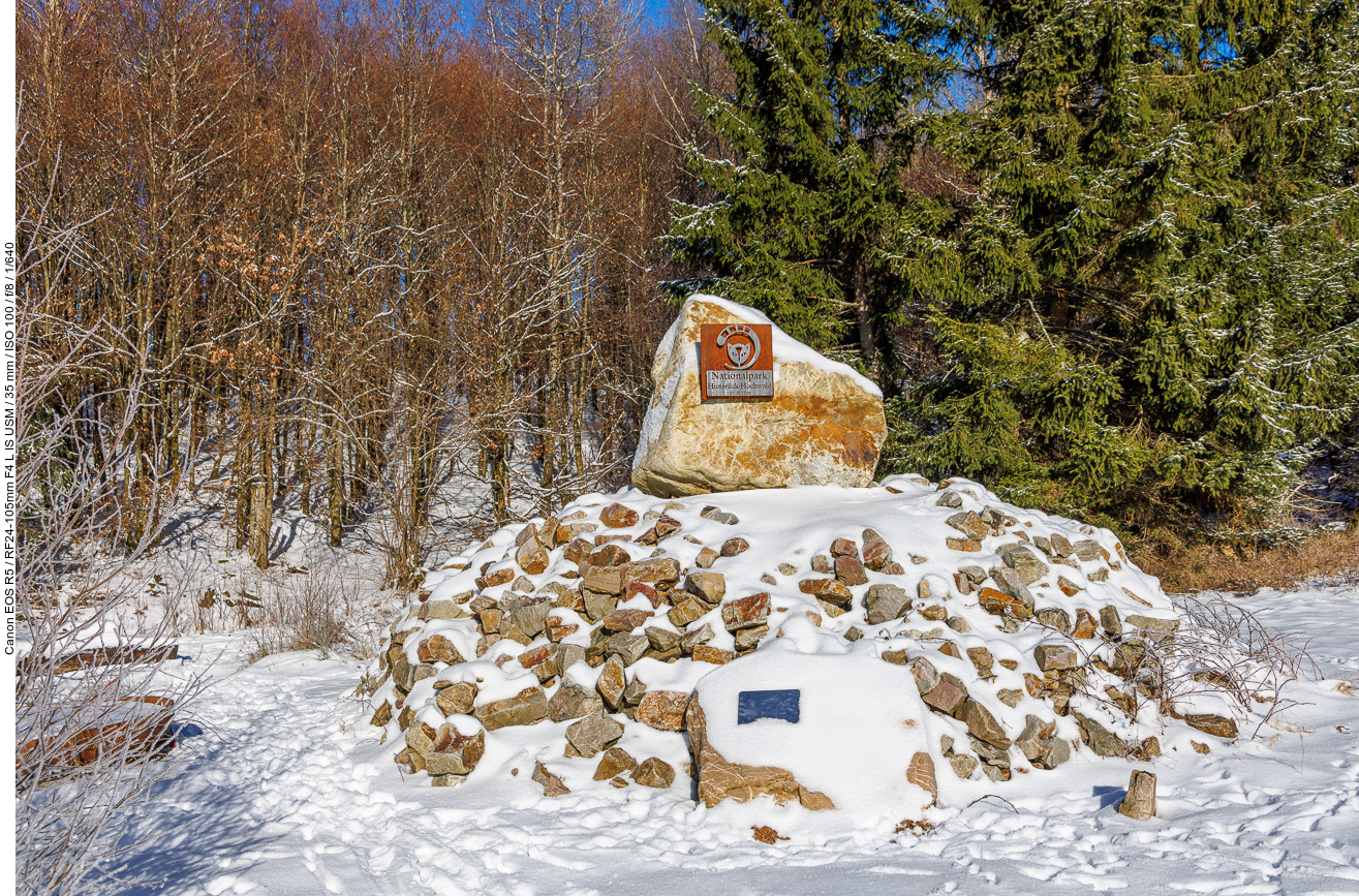 Das Denkmal markiert die geografische Mitte des Nationalparks Hunsrück-Hochwald
