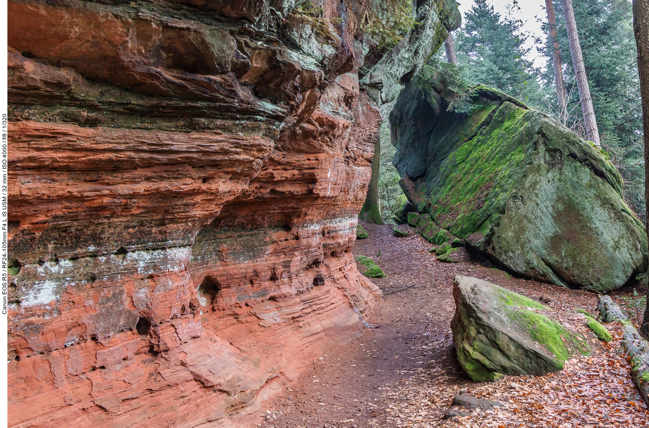 Pfad zwischen den Felsen