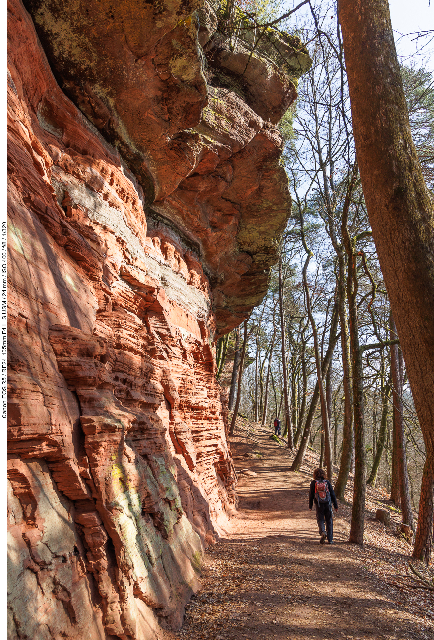 Etwas Überdachung durch die Felsen