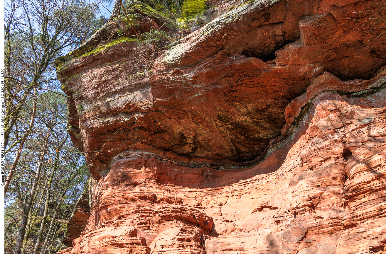 Schichtungen im Sandstein