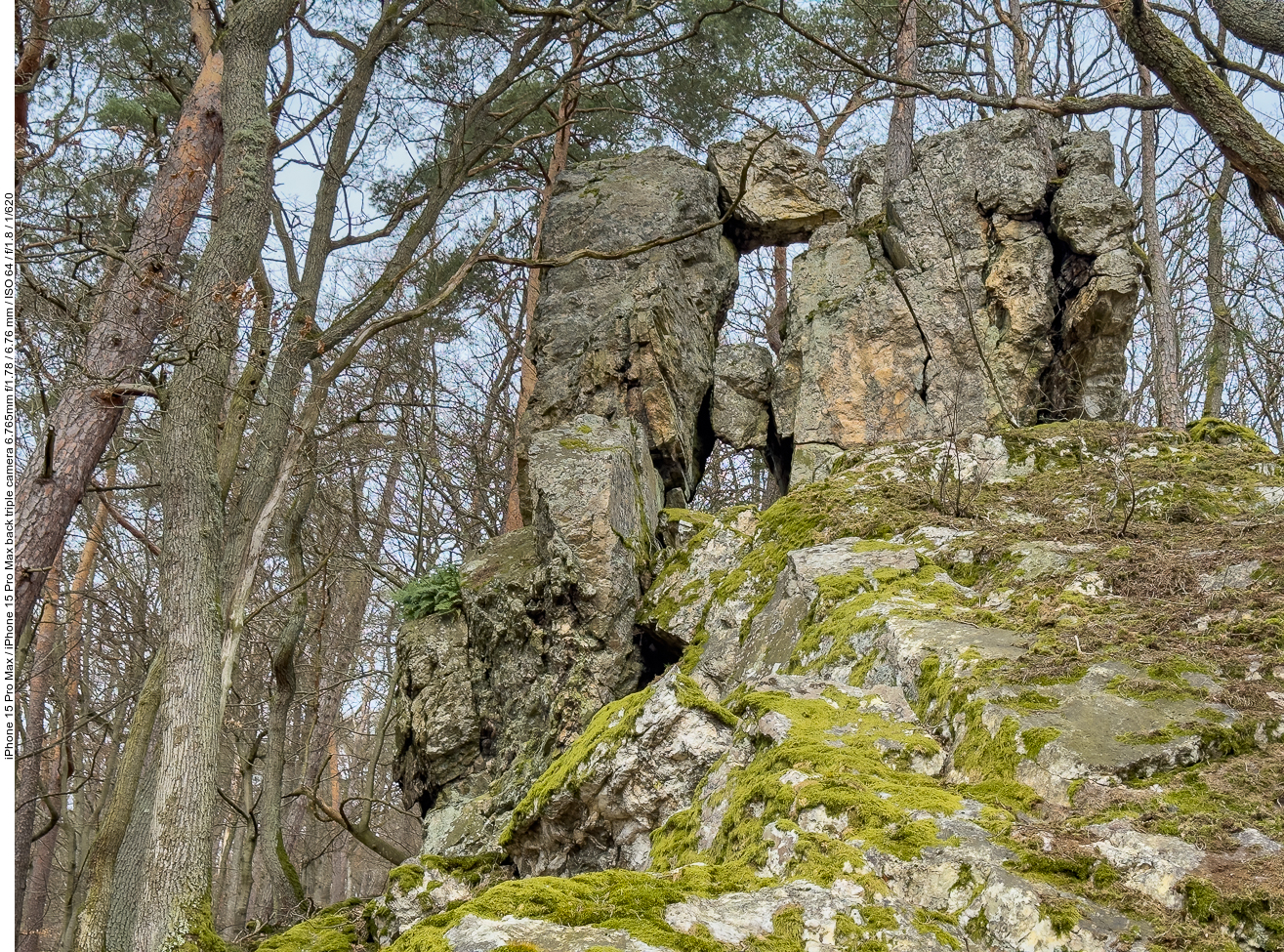 ... einem riesigen Quarzitfelsen