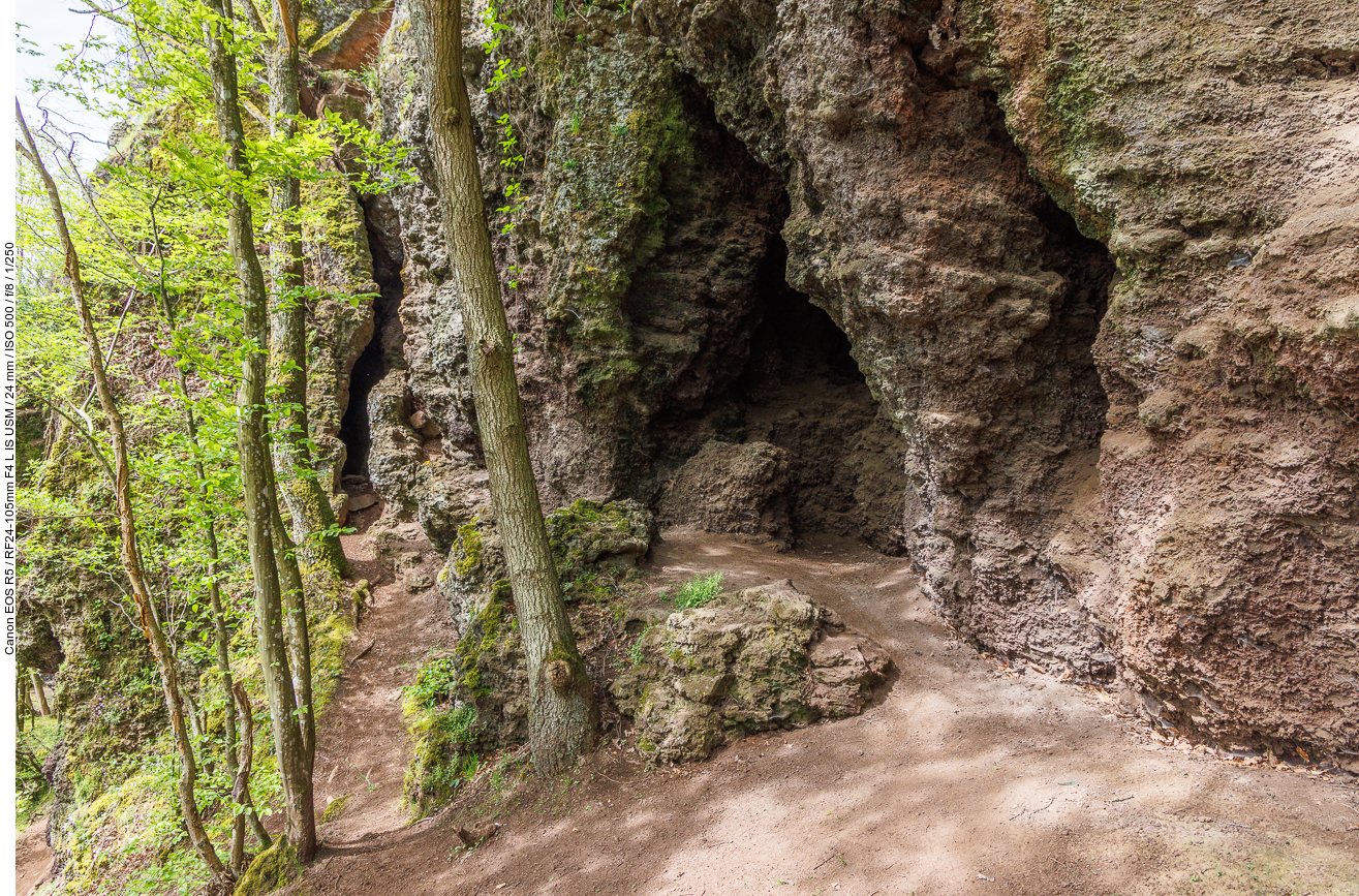 Höhlen in den Felsen