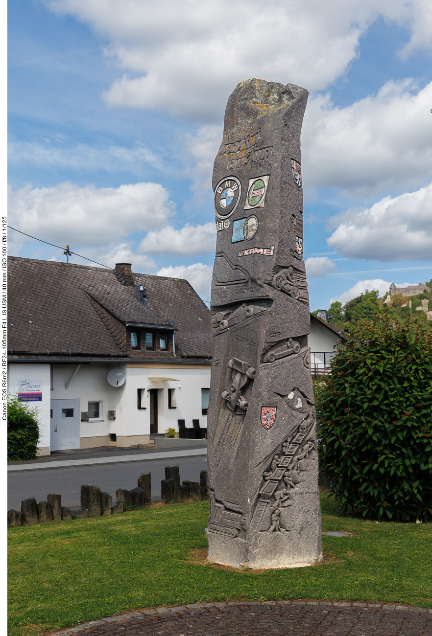 Stele auf einem Platz in Nürburg