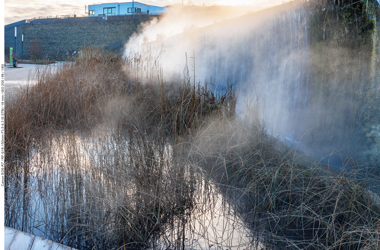 Durch die Kälte der Luft, dampft das warme Grubenwasser erst recht aus den Becken und Wasserläufen