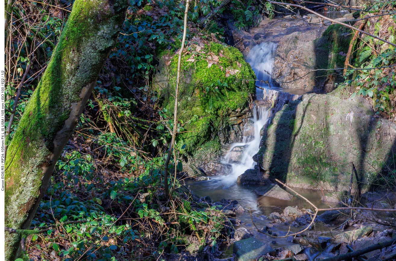 Kleiner künstlicher Wasserfall