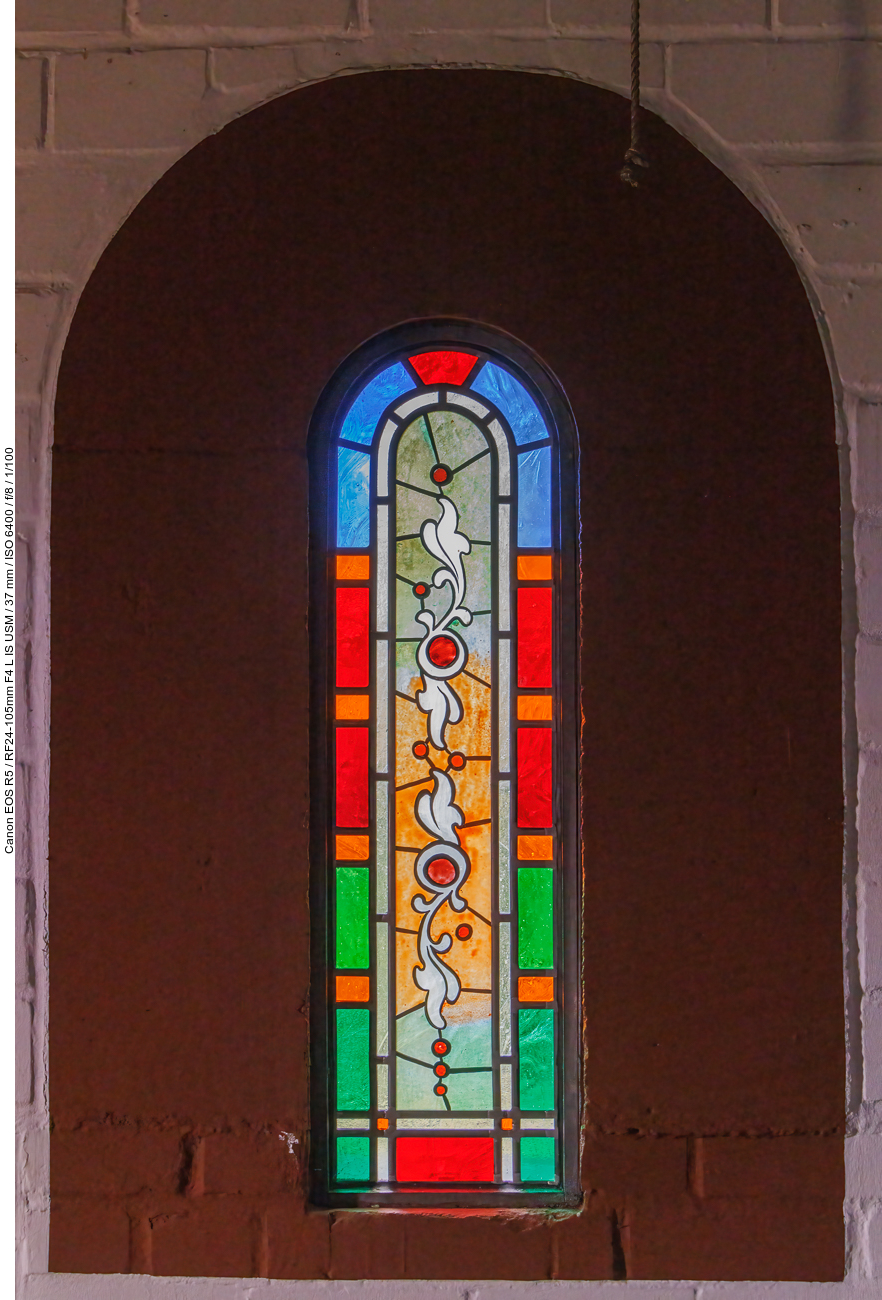 Eines der Fenster der Peterbergkapelle
