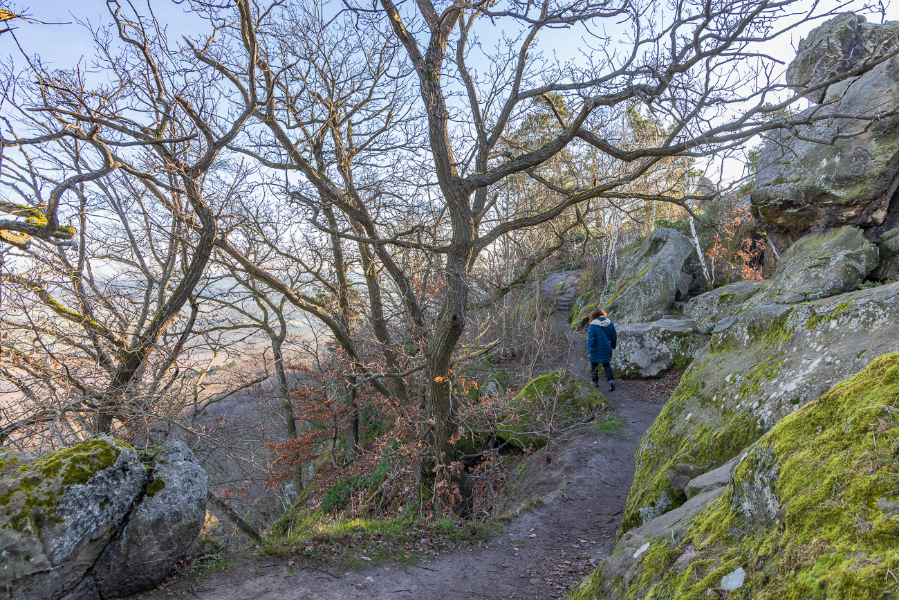 Pfad zwischen den Felsen