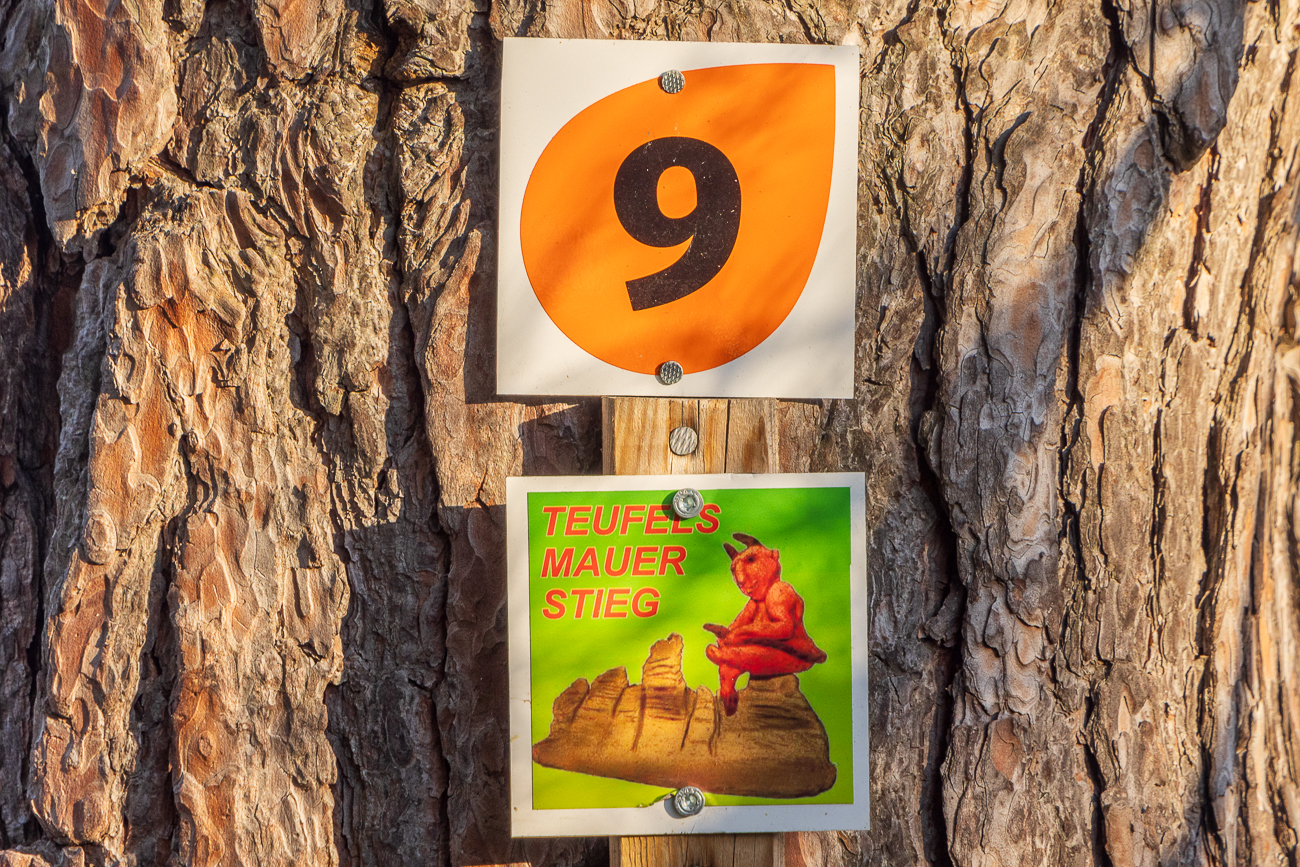 Kennzeichnung des Wanderwegs "Teufelsmauer". Es gibt mehrere Varianten, wir folgen der Nr. 9