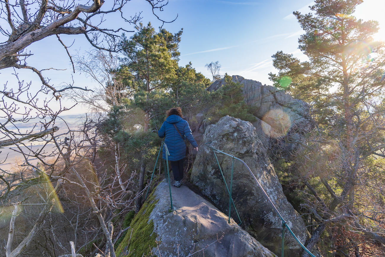 Manche Stellen sind mit Geländern gesichert, wie z. B. hier ...