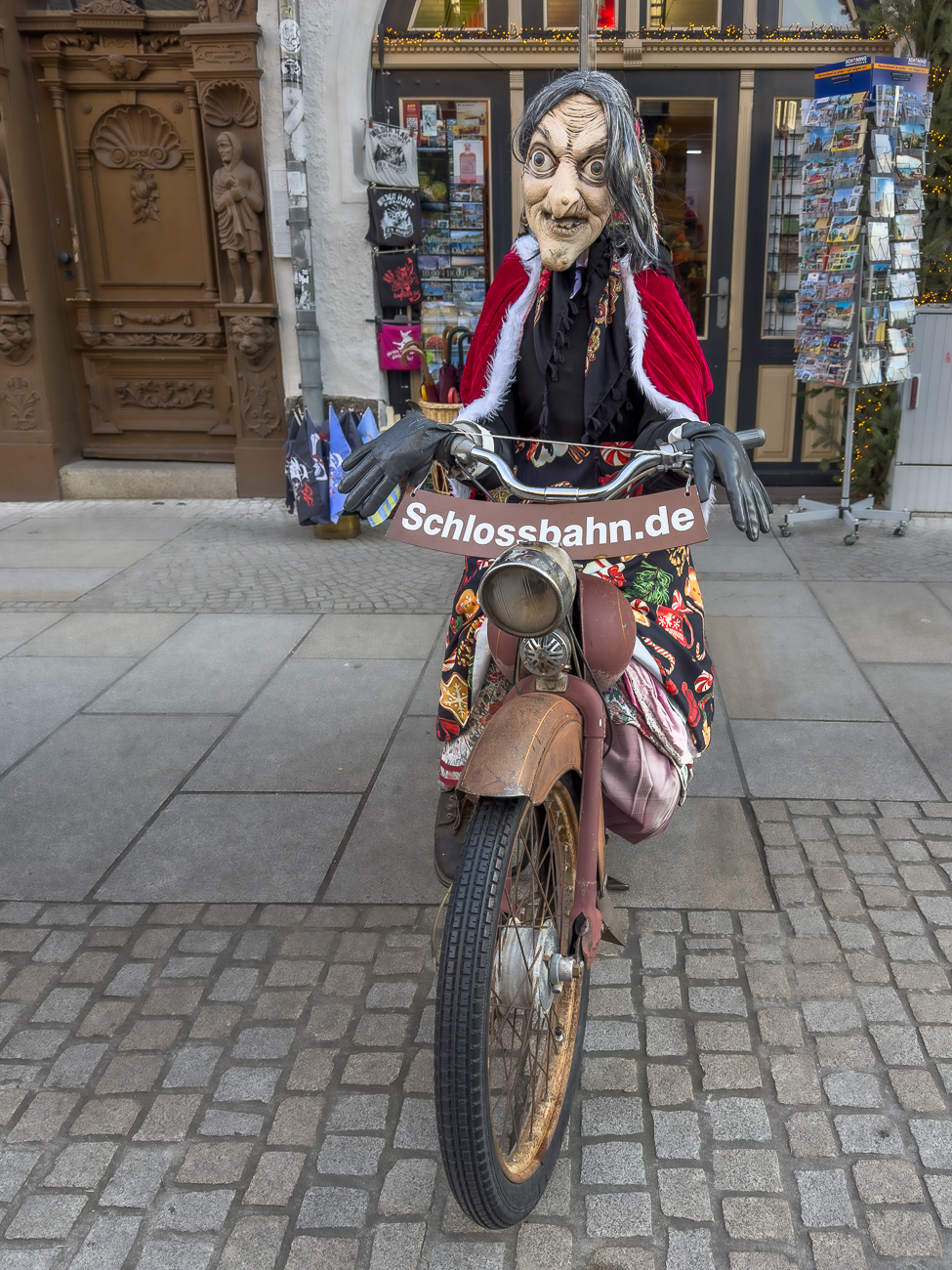 Die Hexenbesen waren früher aber umweltfreundlicher ;-)