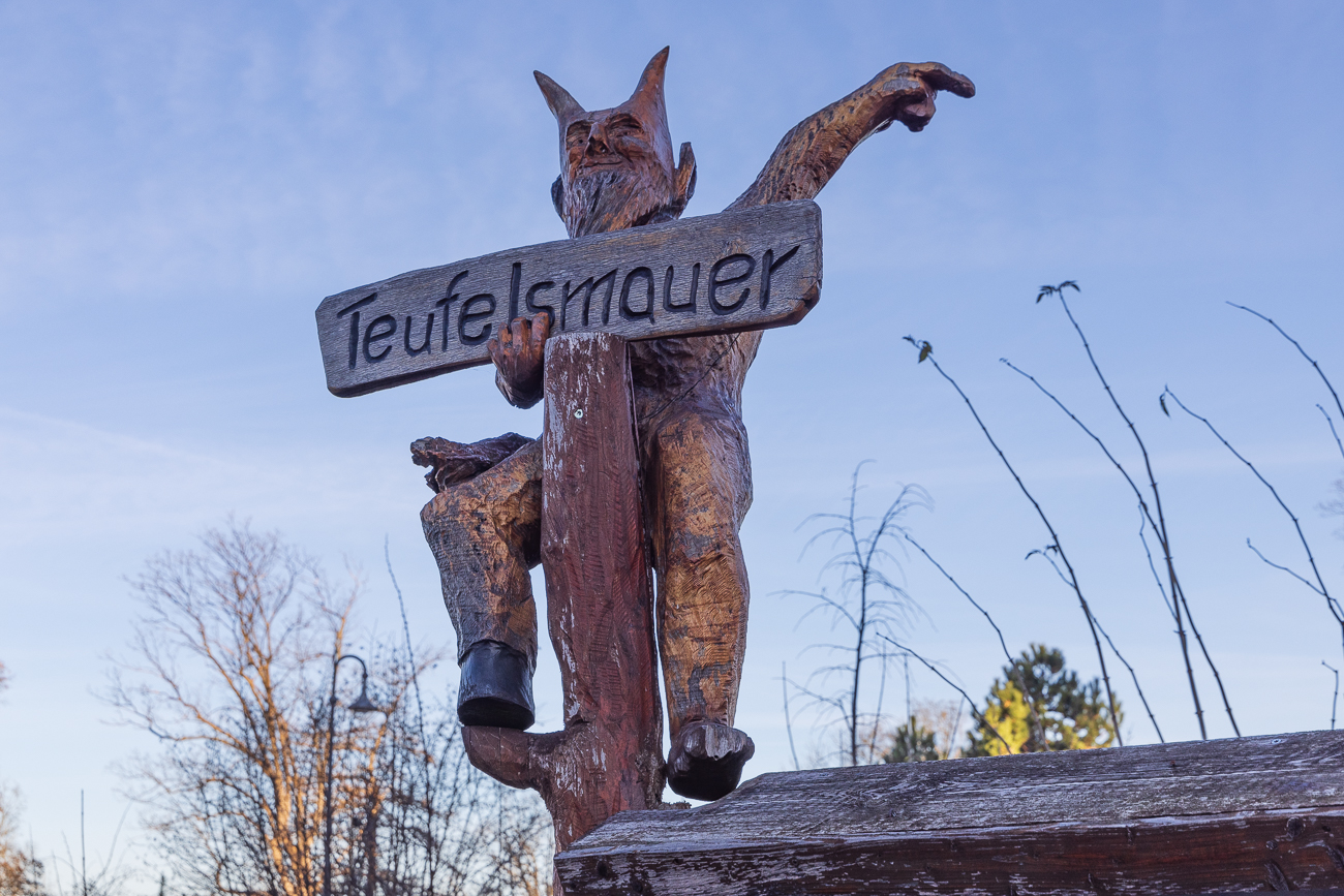 Dort geht es zur Teufelsmauer