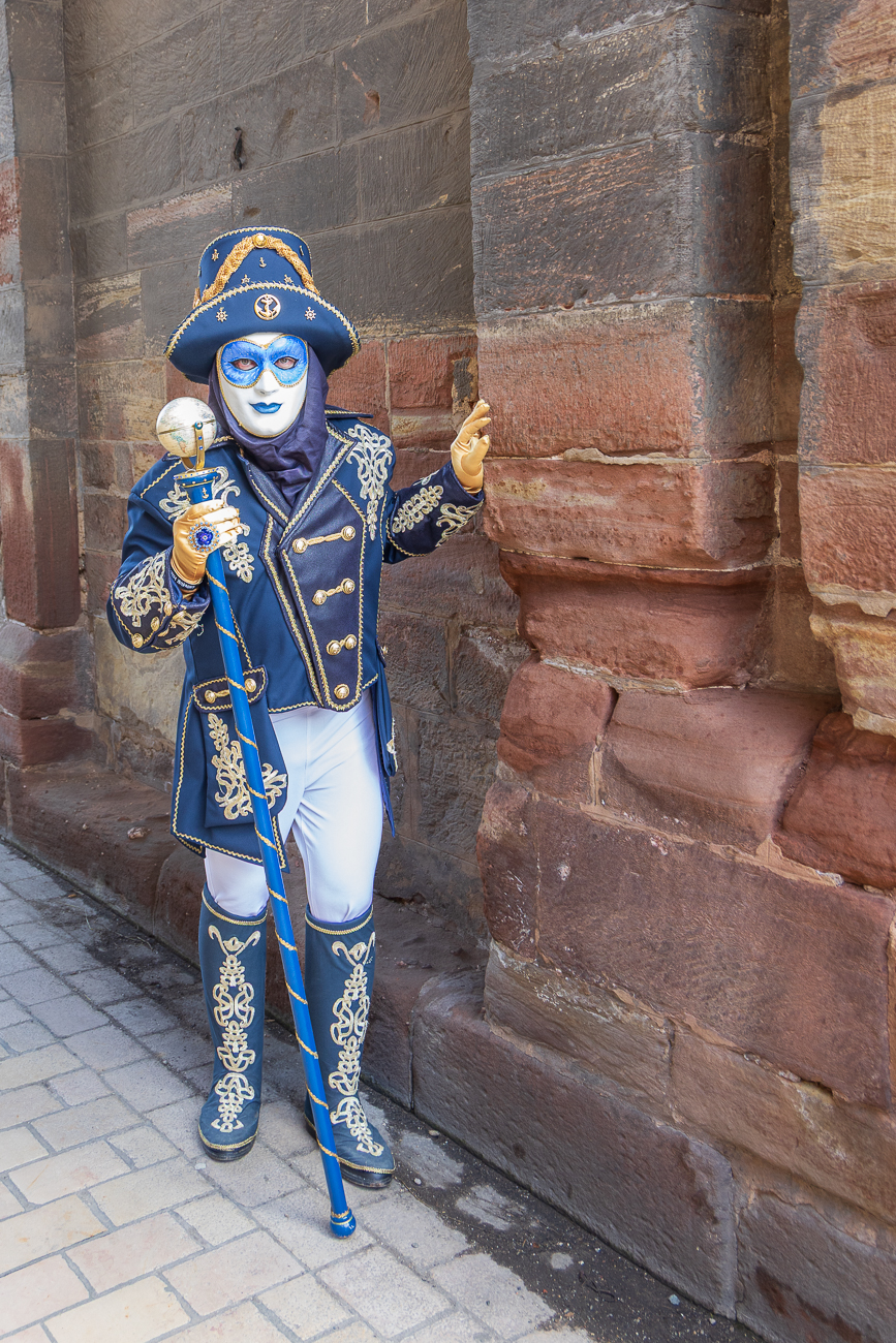 Dame in Blau