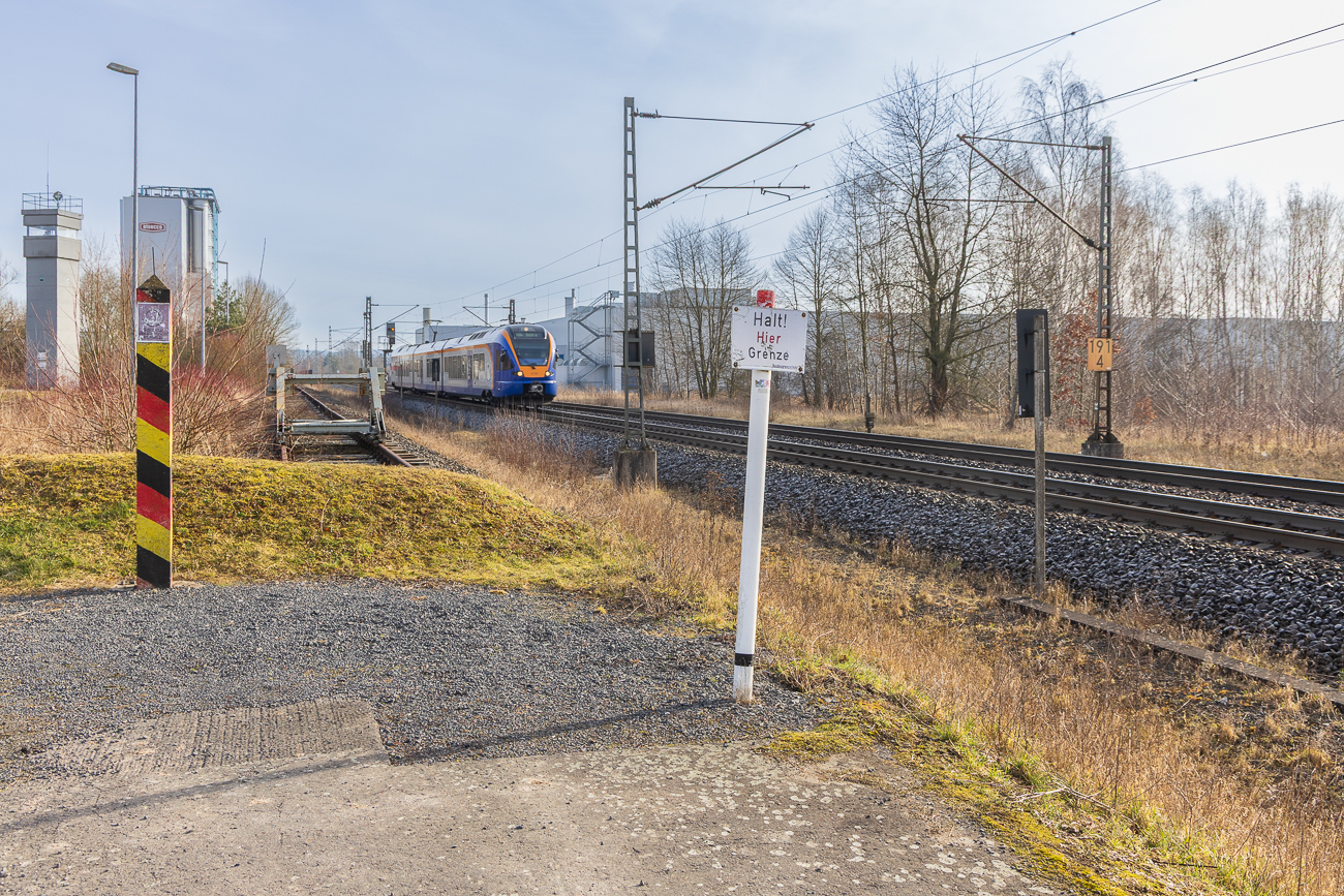 Heute ist der Zugverkehr nicht mehr beeinträchtigt, zumindest nicht durch den ehemaligen Grenzverlauf ;-)