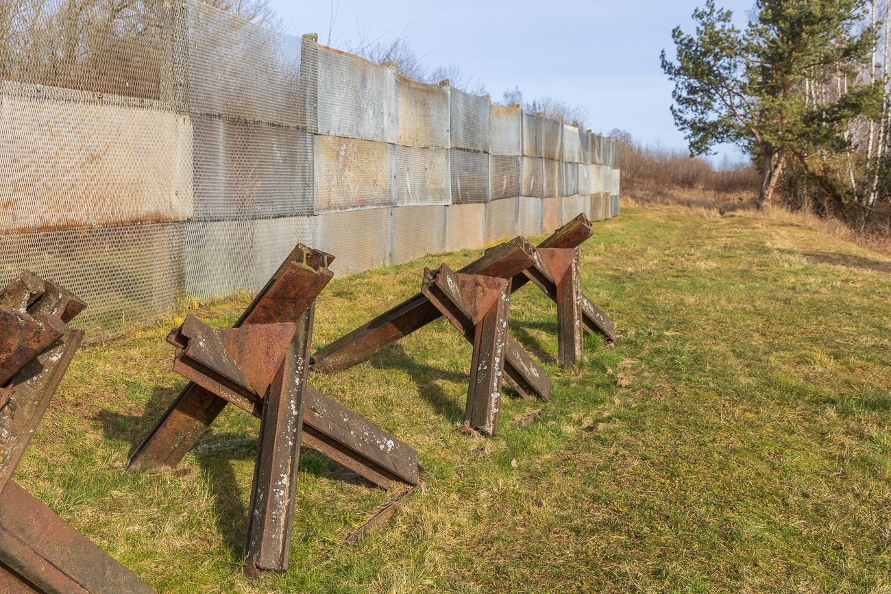 ... die andere Seite mit Panzersperren