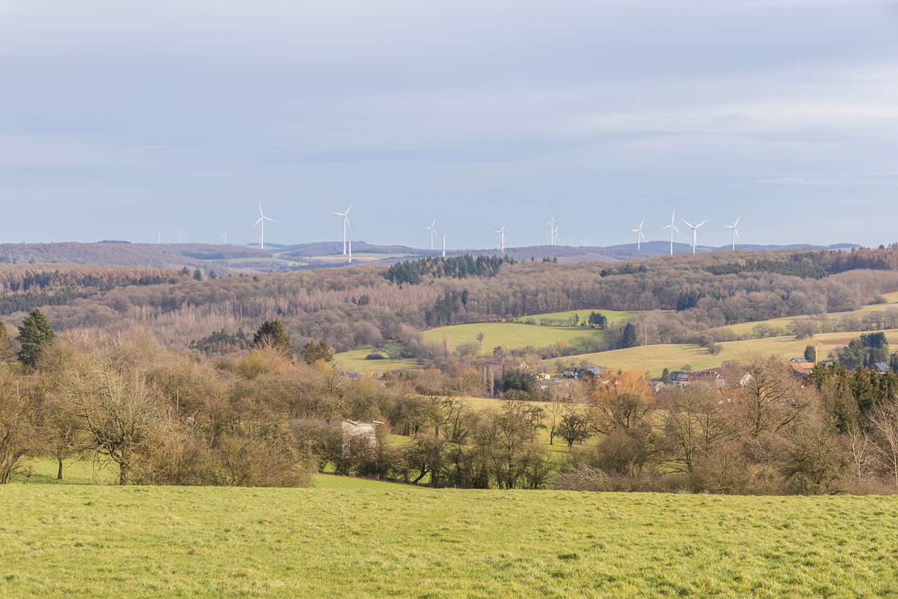 Landschaft mit Windrädern