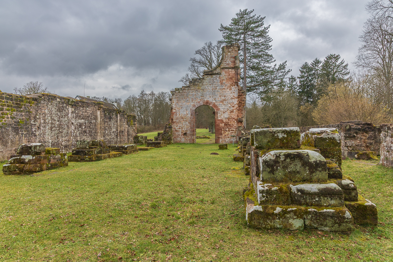 Die Höhenlage ist untypisch für einen Zisterzienserbau, aber auf die frühere Zugehörigkeit zum Benediktinerorden zurückzuführen (vgl. Kloster Disibodenberg). Im Übrigen entsprach die Anlage der ca. 1265 errichteten dreischiffigen, gewölbten Kirche, einer Pfeilerbasilika aus Sandstein, weitgehend dem zisterziensischen Schema zu dem ein Chor mit geradem Abschluss, ein Querhaus mit je zwei Seitenkapellen an der Ostseite und ein Schiff mit drei Jochen (ein viertes war wohl geplant, wurde aber nicht ausgeführt) im Mittelschiff im gebundenen System mit spitzbogigen Rippengewölben auf kurzen Wandsäulen sowie Gratgewölben in den Seitenschiffen gehörten. Die Westfassade weist ein dreifach gestuftes Säulenportal und Reste einer großen Fensterrose auf. Die Kirche, die Verwandtschaft mit der in Kloster Eußerthal (ebenfalls einer Tochtergründung von Villers-Bettnach), zeigt, hatte eine im 14. Jahrhundert errichtete große quadratische Vorhalle mit Mittelsäule, die sich über das Mittelschiff und das nördliche Seitenschiff erstreckte. Die Klausur lag südlich (rechts) von der Kirche. An der Südseite des Kreuzgangs lag ein auffällig kleines Brunnenhaus, das nicht von einer Quelle, sondern von einem Brunnen gespeist wurde. Der Konversenflügel war durch eine Klostergasse vom Kreuzgang getrennt (vgl. z. B. Kloster Eberbach). Der Kapitelsaal war durch zwei Säulen gegliedert. Die Anlage ist in ruinösem Zustand erhalten. Erhalten sind auch zahlreiche Grabplatten, die teils vor Ort aufgestellt wurden, teils im Römermuseum Schwarzenacker verwahrt werden.