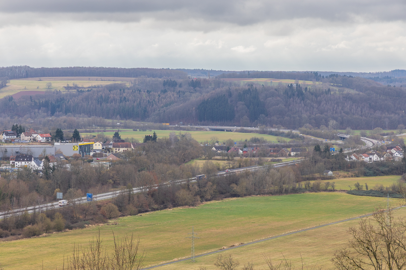 Blick vom Klosterberg auf die A8. Unzählige Male bin ich die Autobahn gefahren, als ich noch in KA gearbeitet habe