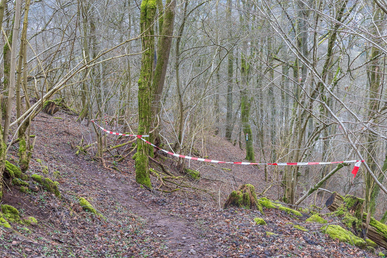 Zum Glück kann man sich am Flatterband festhalten, falls man abrutscht ;-)