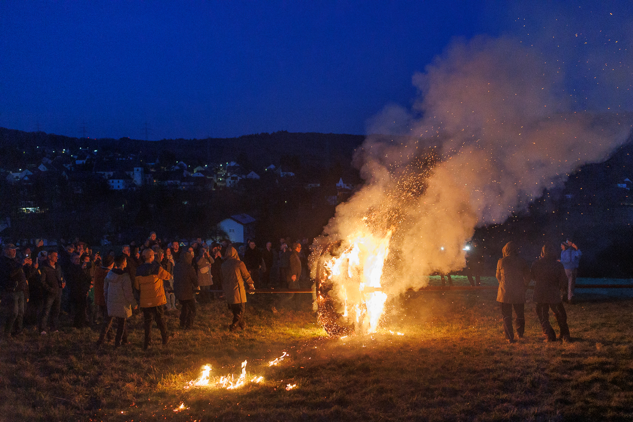 Das Rad hinterlässt auf dem Wiesenboden ...