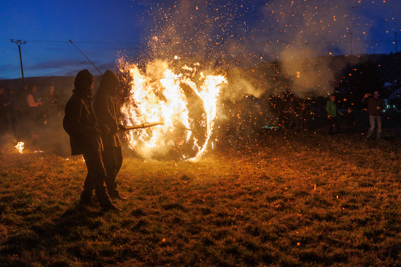 ... laufen wir den Berg hinab ...