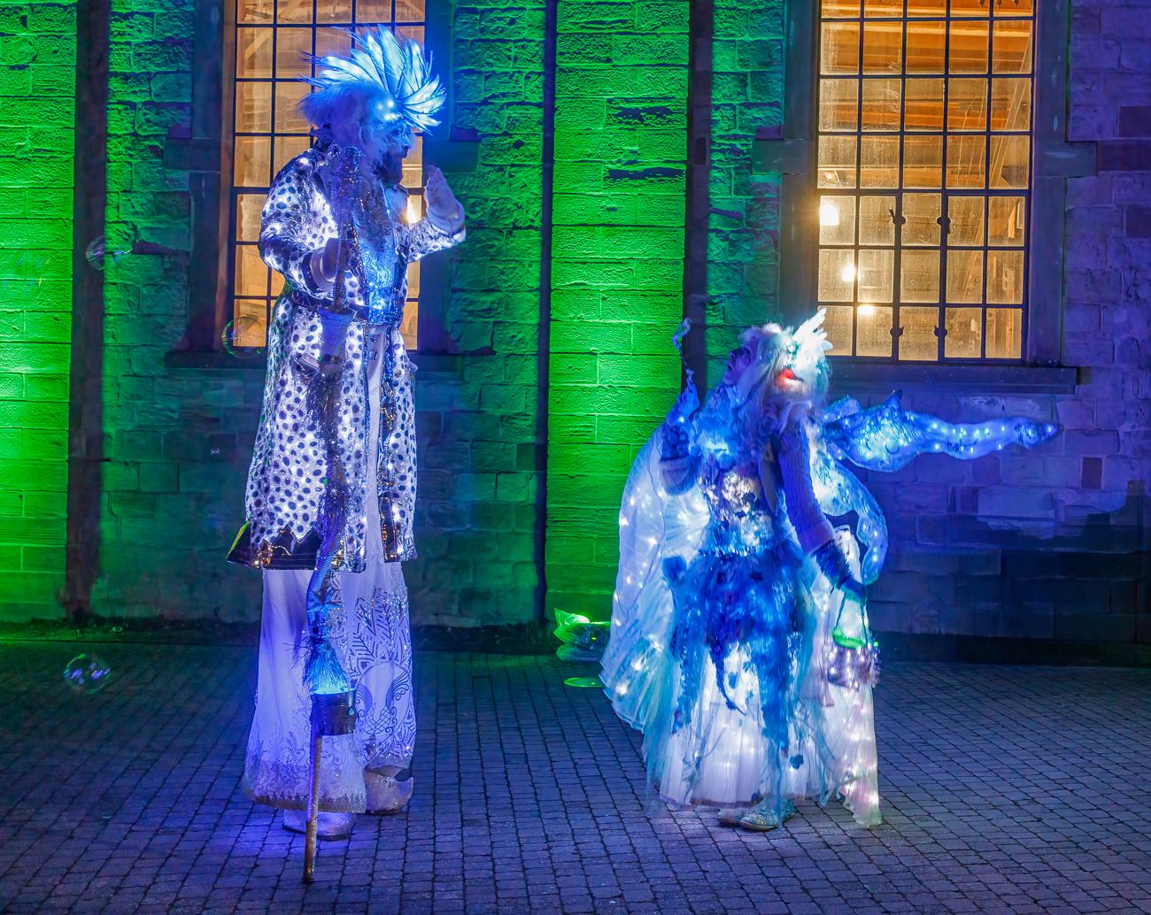 Leuchtende Elfen drehen ihre Runden