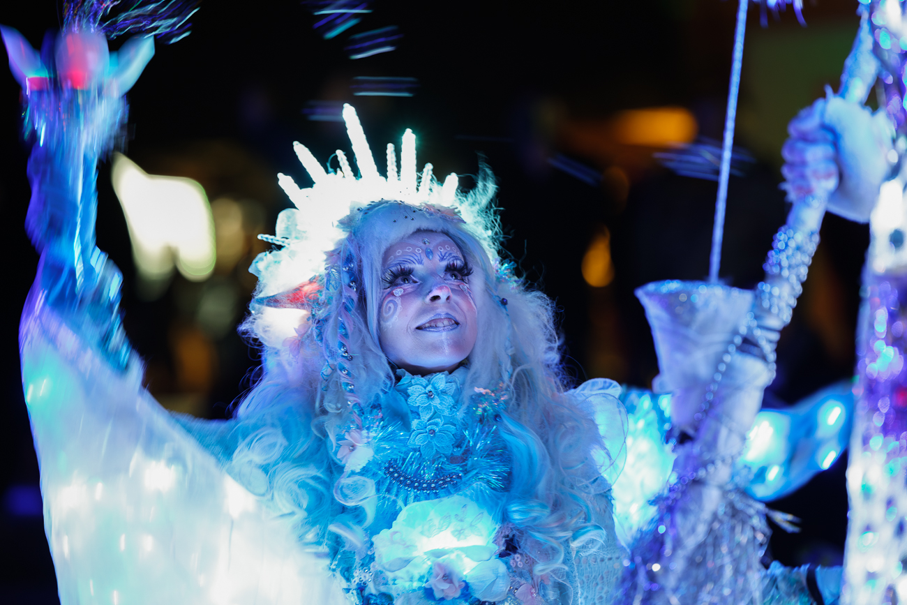 Leuchtende Elfen drehen ihre Runden