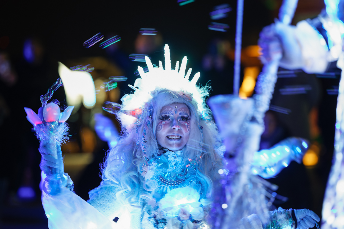 Leuchtende Elfen drehen ihre Runden