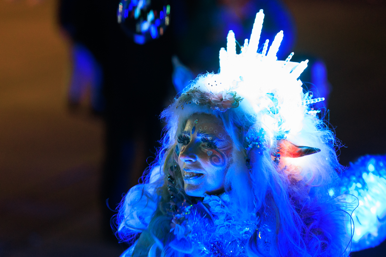 Leuchtende Elfen drehen ihre Runden