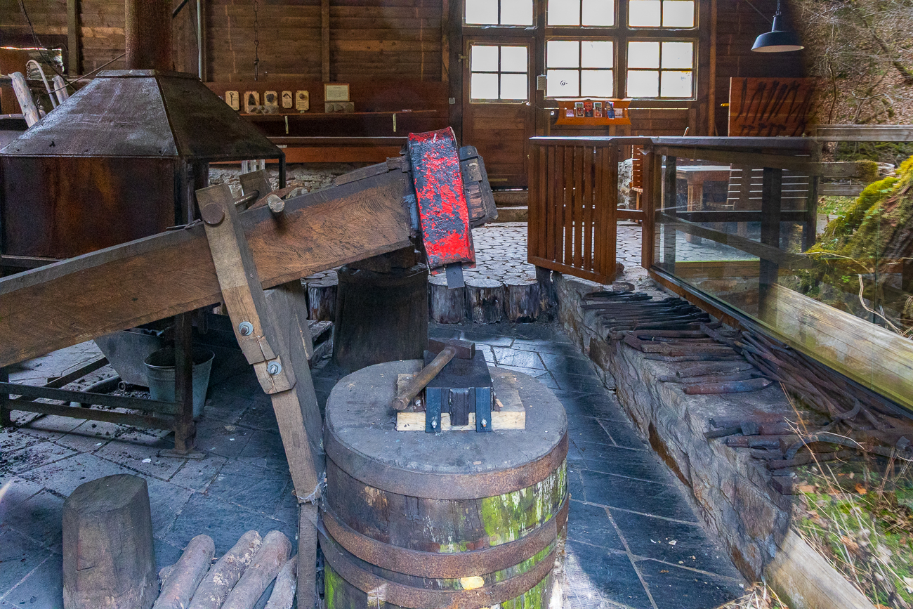 Blick durch's Fenster auf Hammer und Ambos