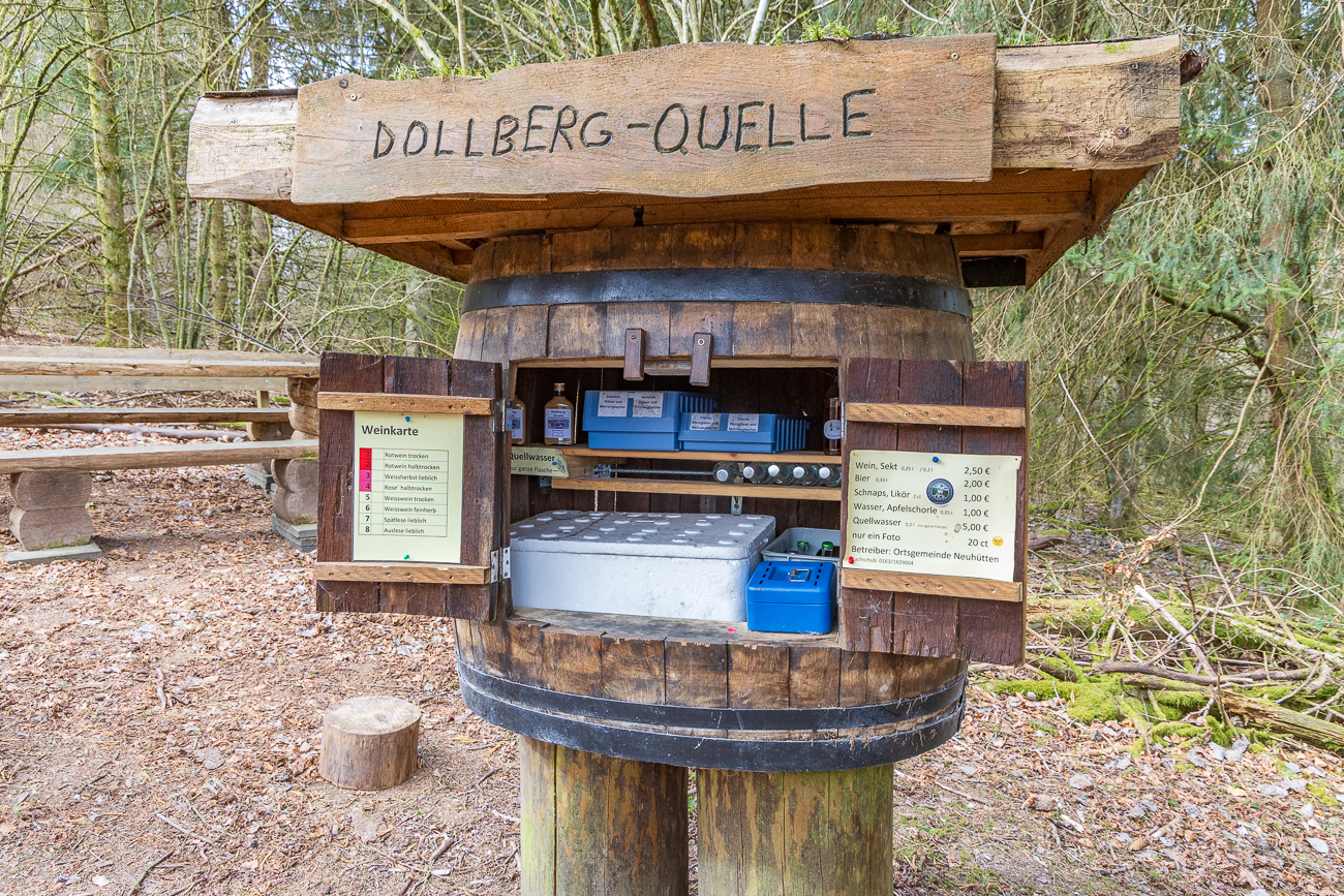 ... wartet die Dollberg-Quelle mit kühlen Getränken