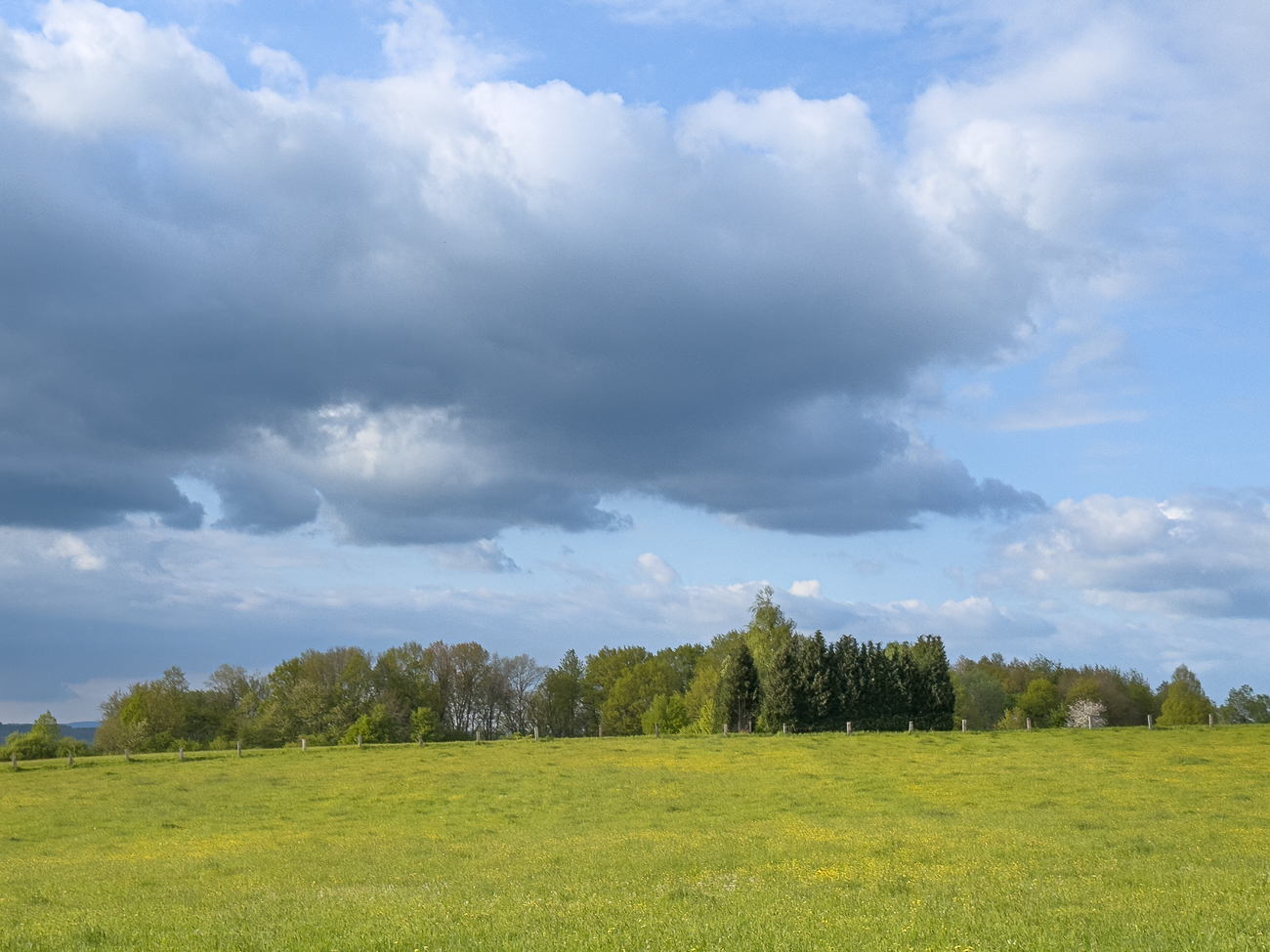 Landschaft unter dunkler Wolke