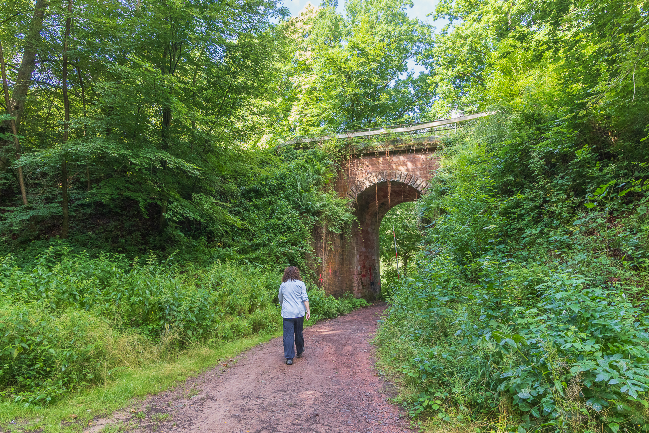 Unter der kurzen Brücke durch