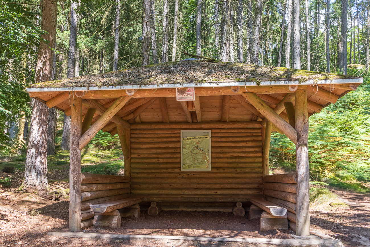 Schutzhütte im Wald